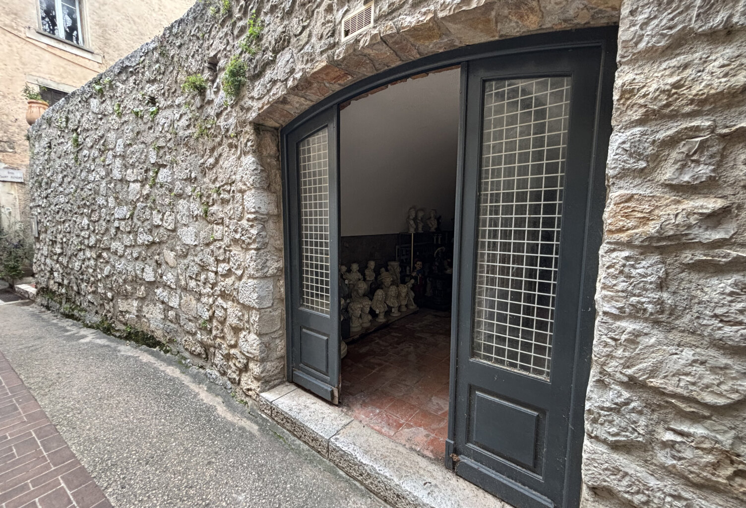 Local rue central Peille village — photo 1