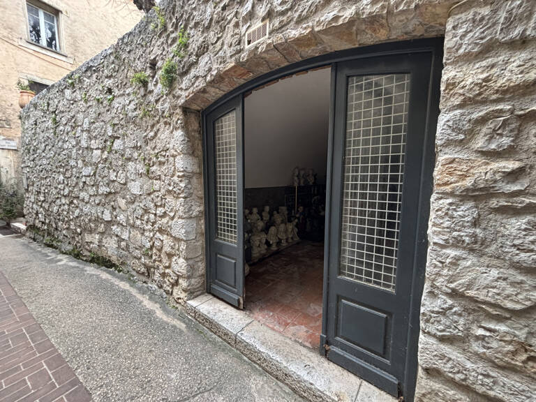 Local rue central Peille village — photo 1