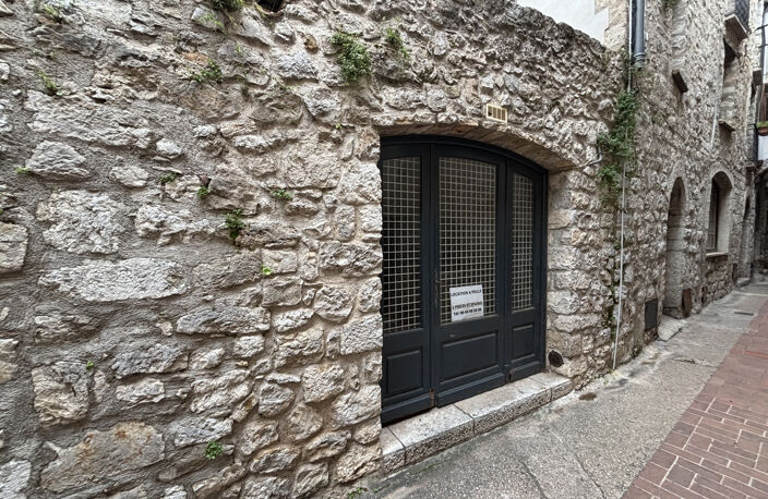 Local rue central Peille village — photo 2
