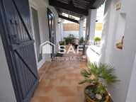 Belle Maison au style provençal, d'une superficie de 93 m2 avec 3 chambres, idéale pour accueillir une famille, offrant deux terrasses,  une belle piscine, un garage, dans un quartier calme et sécure de Saint Mitre les Remparts — photo 2