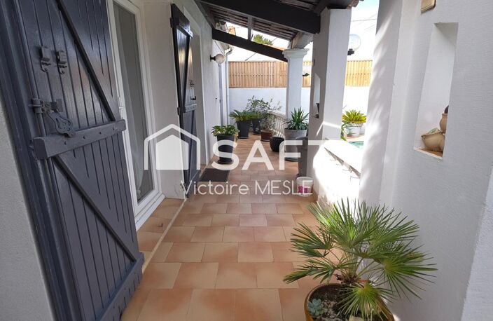 Belle Maison au style provençal, d'une superficie de 93 m2 avec 3 chambres, idéale pour accueillir une famille, offrant deux terrasses,  une belle piscine, un garage, dans un quartier calme et sécure de Saint Mitre les Remparts — photo 2