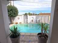 Belle Maison au style provençal, d'une superficie de 93 m2 avec 3 chambres, idéale pour accueillir une famille, offrant deux terrasses,  une belle piscine, un garage, dans un quartier calme et sécure de Saint Mitre les Remparts — photo 3