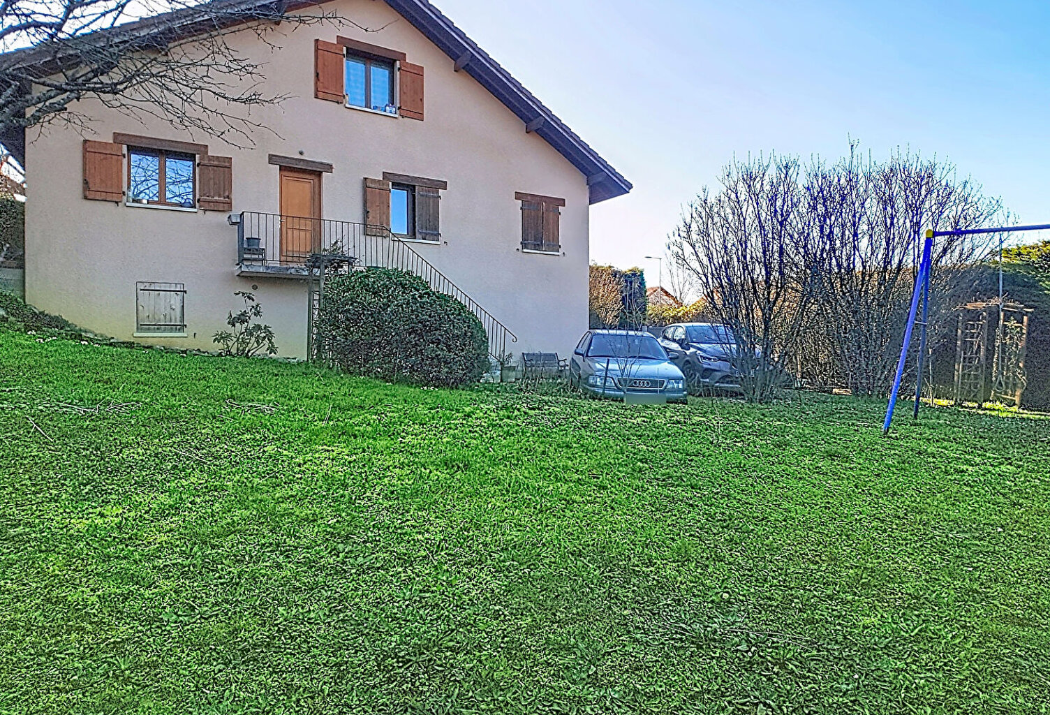 Maison familiale de 134 m² au coeur de Bons en Chablais 5 chambres  Terrain de 1 151 m²  Sous sol complet  Construction 2000 — photo 1