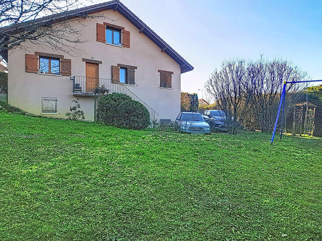 Maison familiale de 134 m² au coeur de Bons en Chablais 5 chambres  Terrain de 1 151 m²  Sous sol complet  Construction 2000 — photo du bien