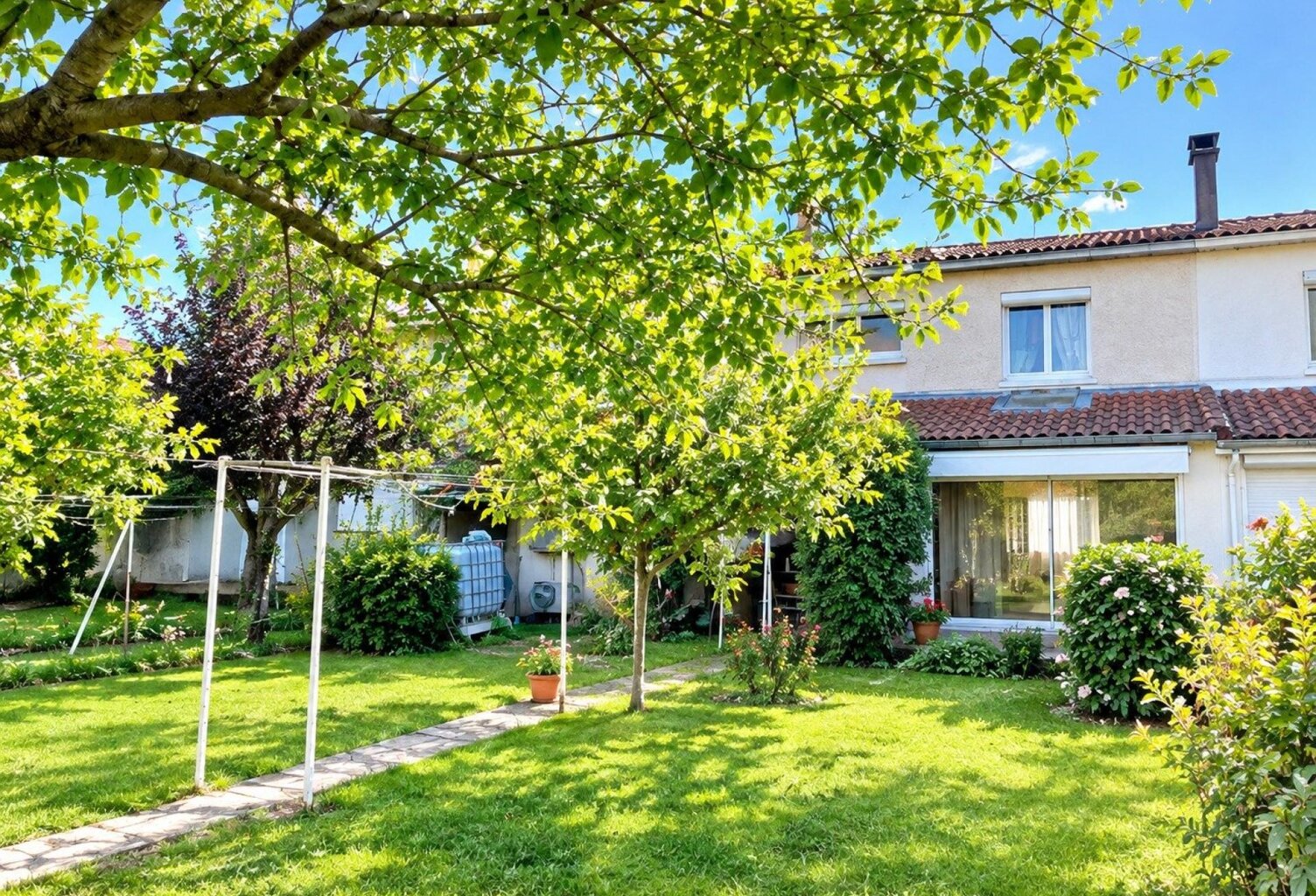 Maison de ville avec garage et jardin attenant — photo 1