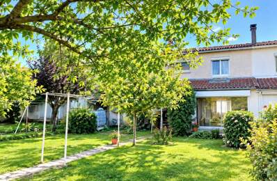 Maison de ville avec garage et jardin attenant — photo du bien