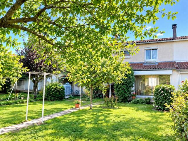 Maison de ville avec garage et jardin attenant — photo du bien