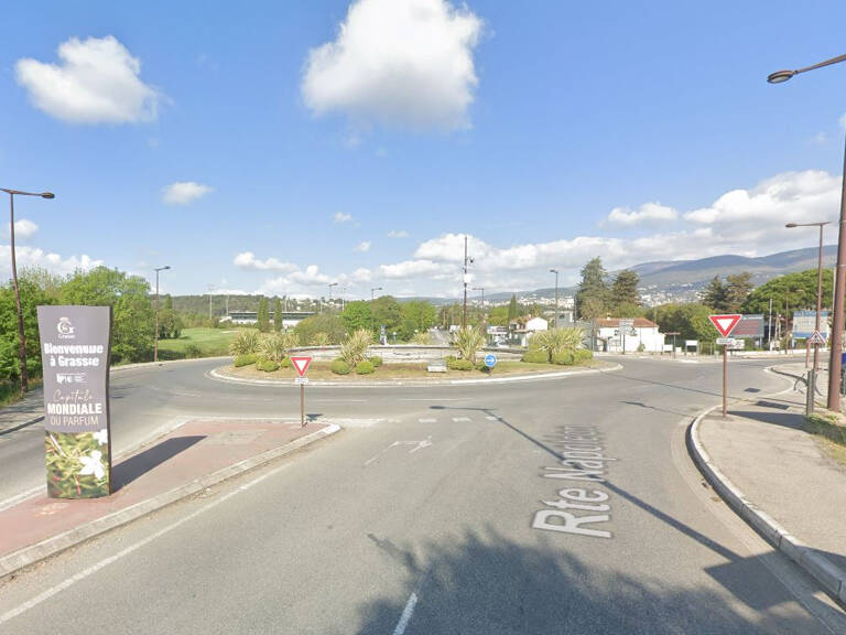 Lot de 5 parkings dont 2 boxables en sous-sol à Grasse — photo 1