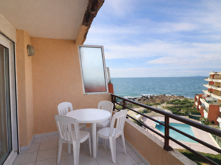 VEND DEUX PIECES VUE MER A LA CORNICHE EN BORD DE PLAGE — photo 1