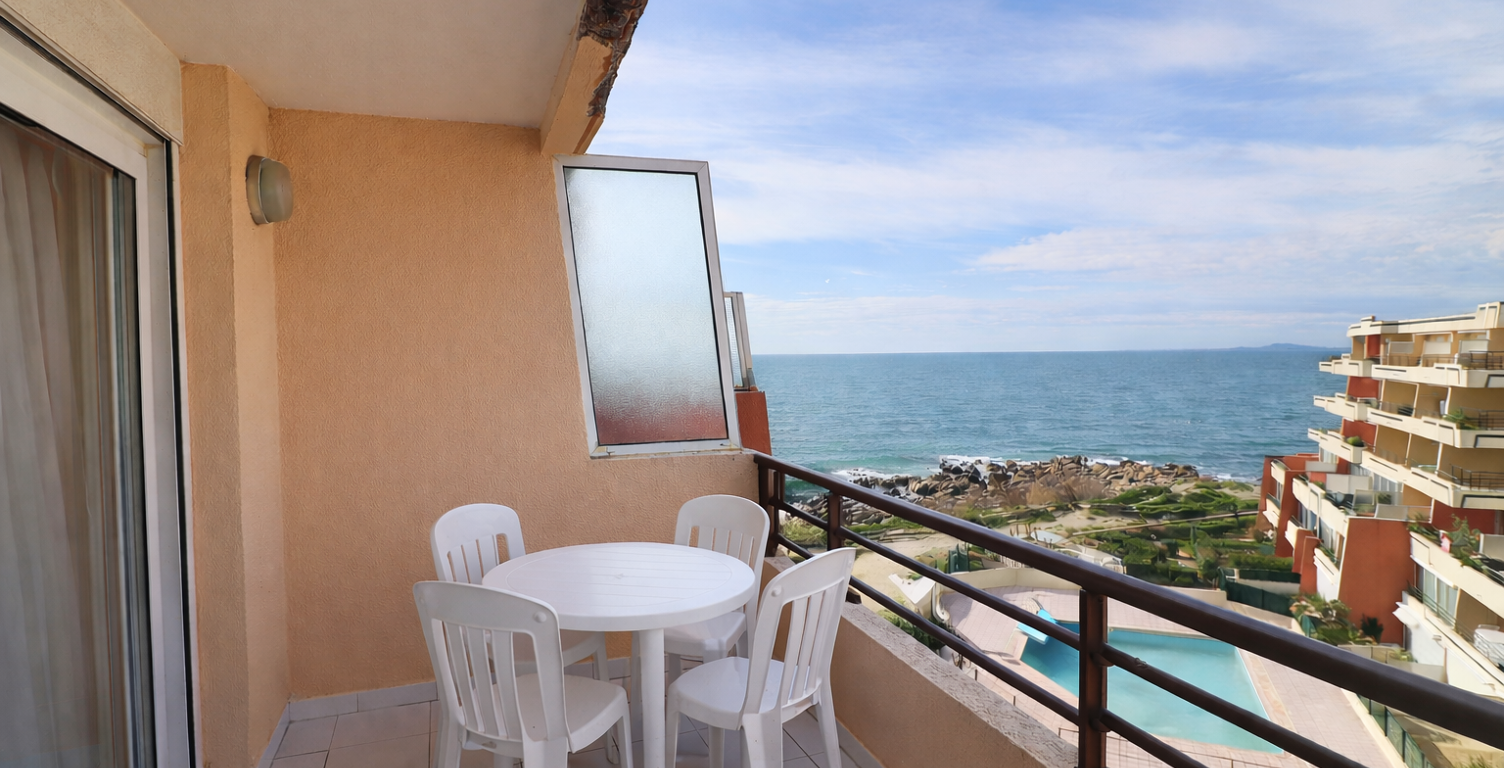 VEND DEUX PIECES VUE MER A LA CORNICHE EN BORD DE PLAGE — photo 1