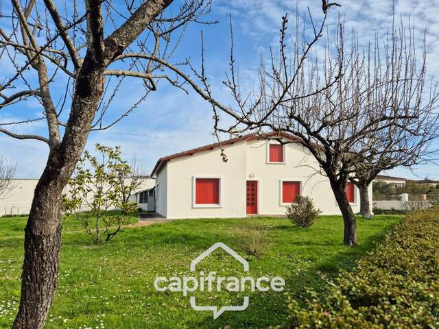 Maison à vendre entièrement rénovée, 6 pièces SAINT JEAN D'ANGELY (17), proche commerces avec jardin et garage — photo du bien
