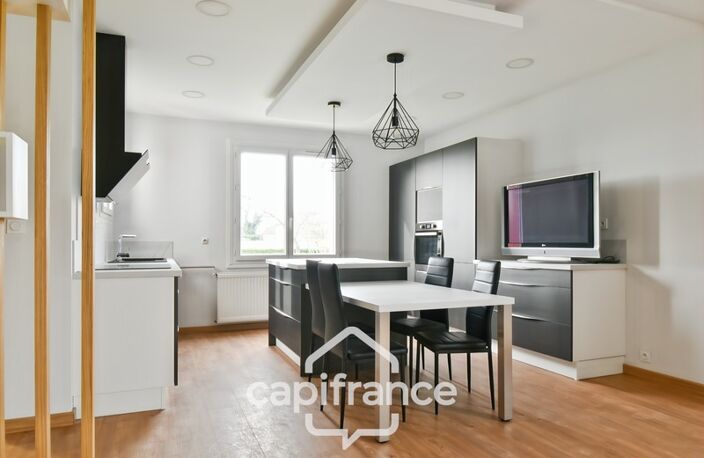 Maison à vendre entièrement rénovée, 6 pièces SAINT JEAN D'ANGELY (17), proche commerces avec jardin et garage — photo 2