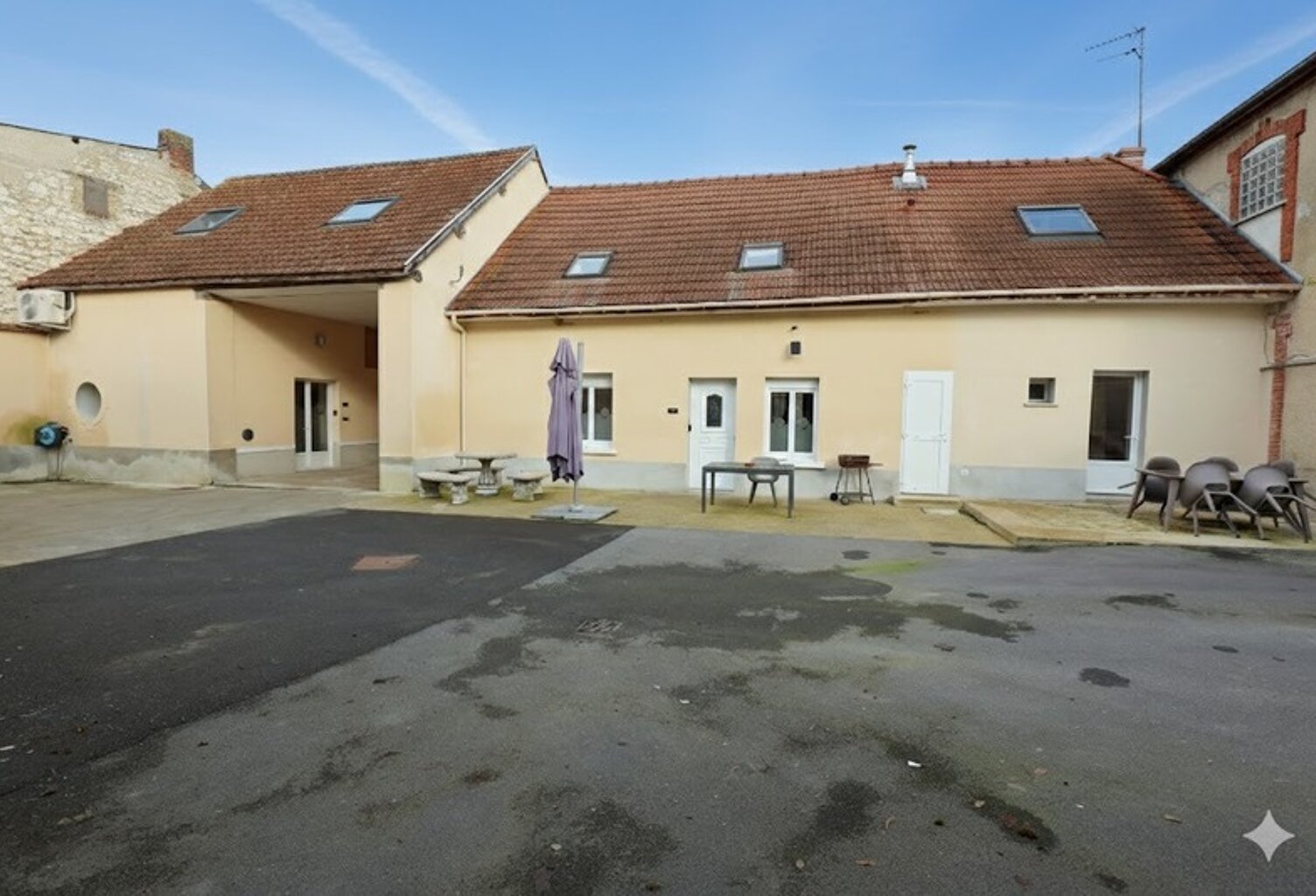 Dpt Marne (51), à vendre BISSEUIL Un ensemble de 4 gîtes en excellent état dont 12 chambres. Avec terrain et petite salle — photo 1