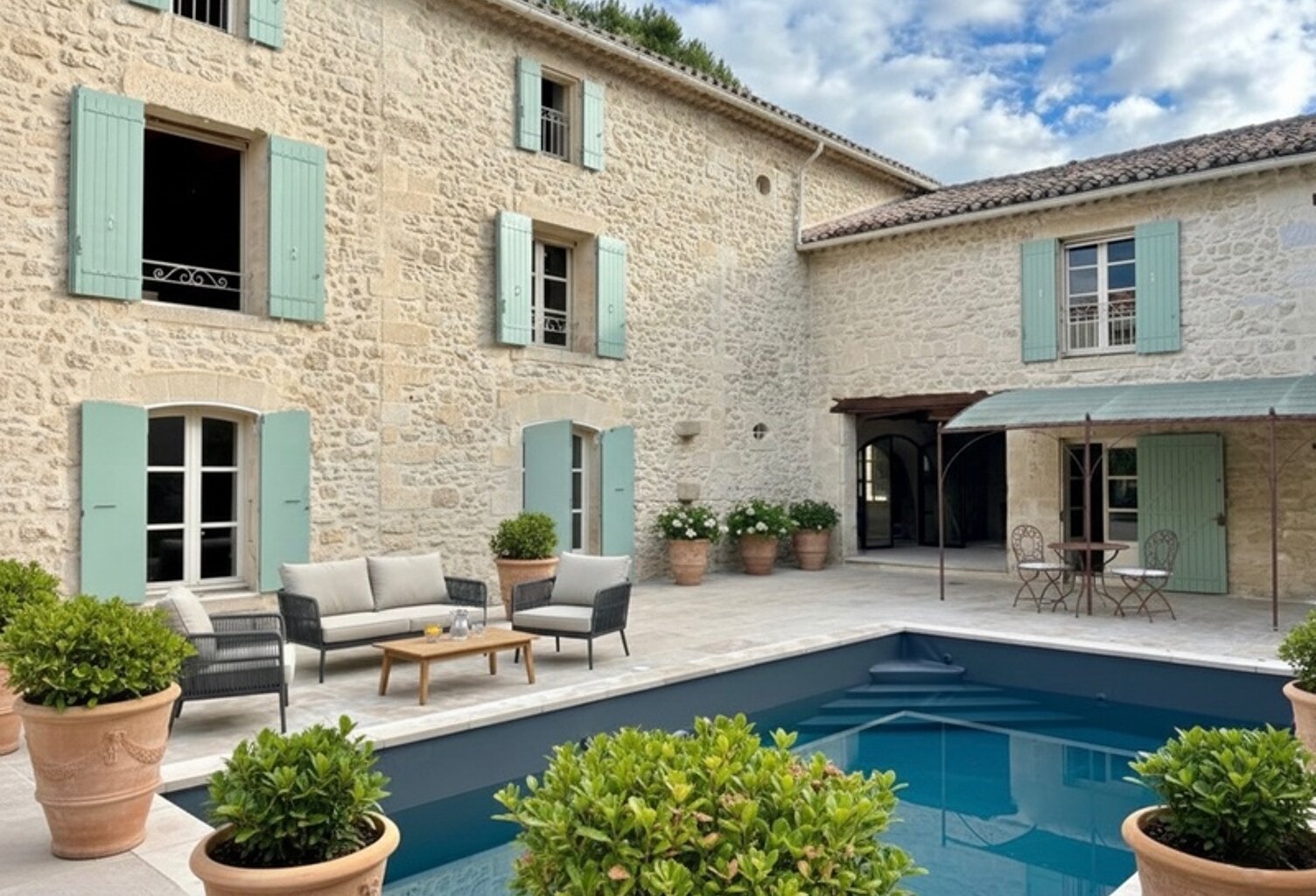 Á UZES (30) Propriété d’Exception à Deux Pas de la Place aux Herbes — photo 1