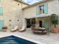 Á UZES (30) Propriété d’Exception à Deux Pas de la Place aux Herbes — photo 2