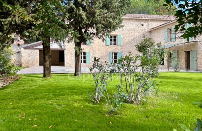 Á UZES (30) Propriété d’Exception à Deux Pas de la Place aux Herbes — photo 3