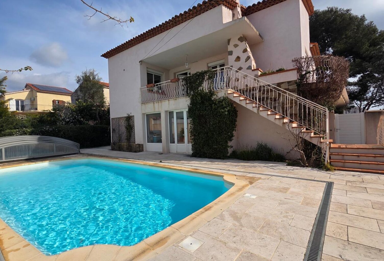 Grande maison familiale à vendre à Six Fours Les Plages 83140, calme absolu à deux pas du centre ville avec piscine — photo 1