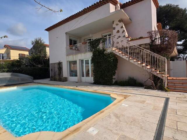 Grande maison familiale à vendre à Six Fours Les Plages 83140, calme absolu à deux pas du centre ville avec piscine — photo du bien