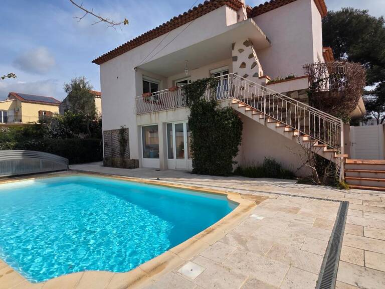 Grande maison familiale à vendre à Six Fours Les Plages 83140, calme absolu à deux pas du centre ville avec piscine — photo 1