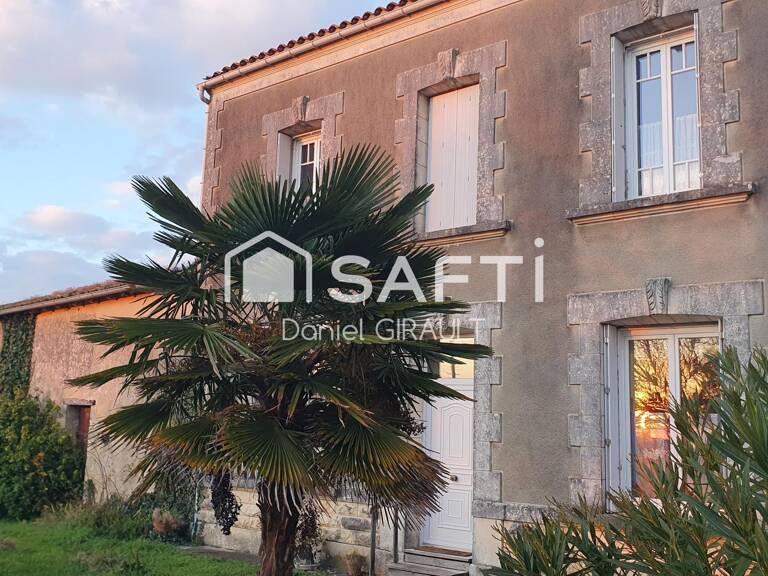 Située à Nieulle-sur-Seudre, cette propriété s'inscrit au cœur d'un charmant village — photo 1