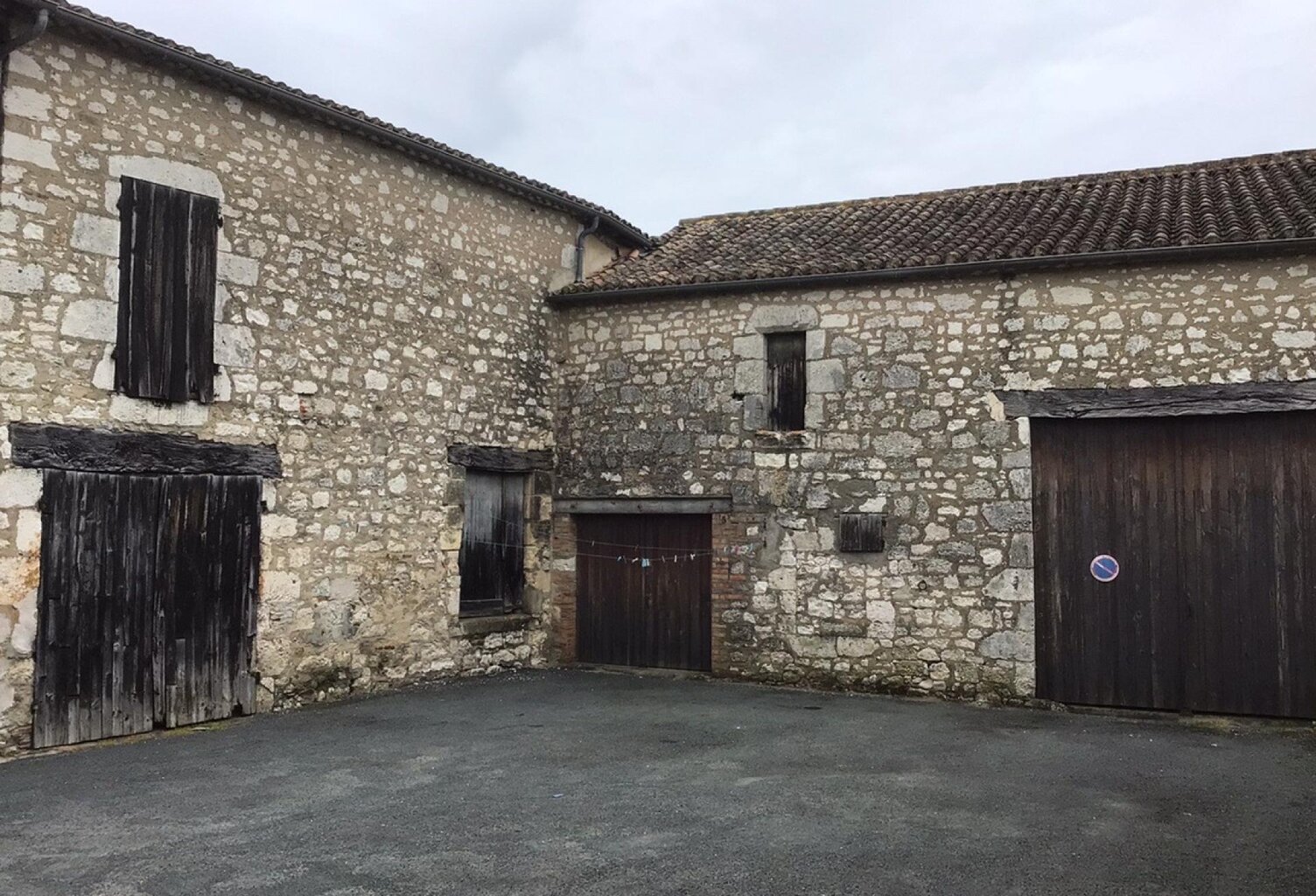 Maison en pierre située au cœur d'un village médiéval renommé. — photo 1