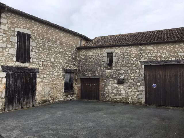 Maison en pierre située au cœur d'un village médiéval renommé. — photo du bien