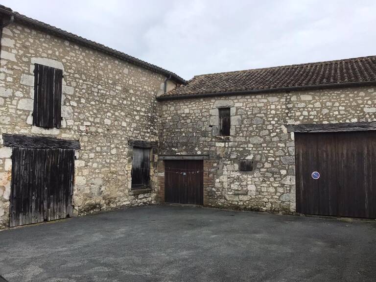 Maison en pierre située au cœur d'un village médiéval renommé. — photo 1