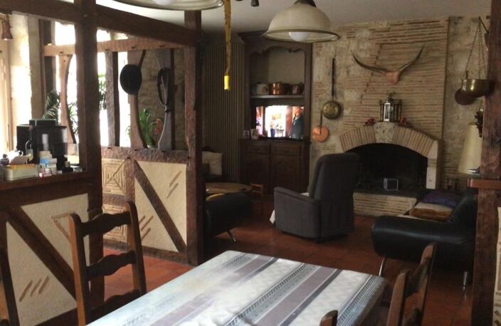 Maison en pierre située au cœur d'un village médiéval renommé. — photo 4