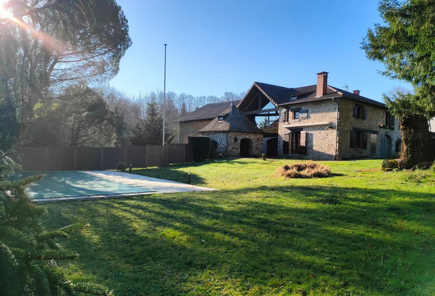 Ensemble immobilier avec gîte, piscine et dépendances — photo 1