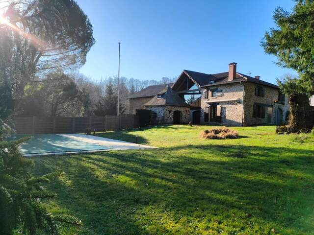 Ensemble immobilier avec gîte, piscine et dépendances — photo du bien