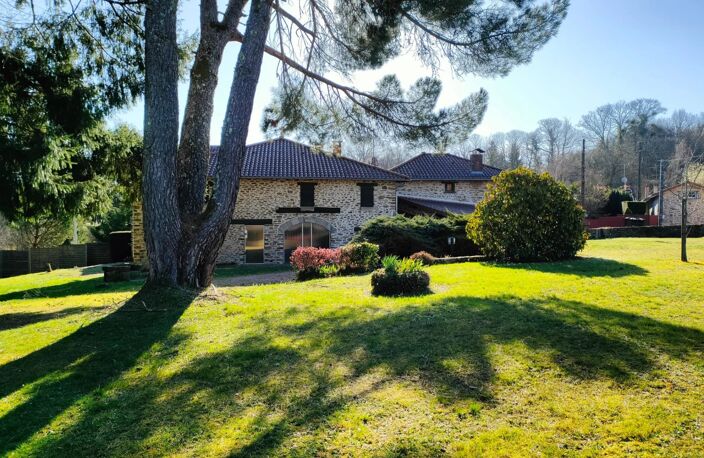 Ensemble immobilier avec gîte, piscine et dépendances — photo 2