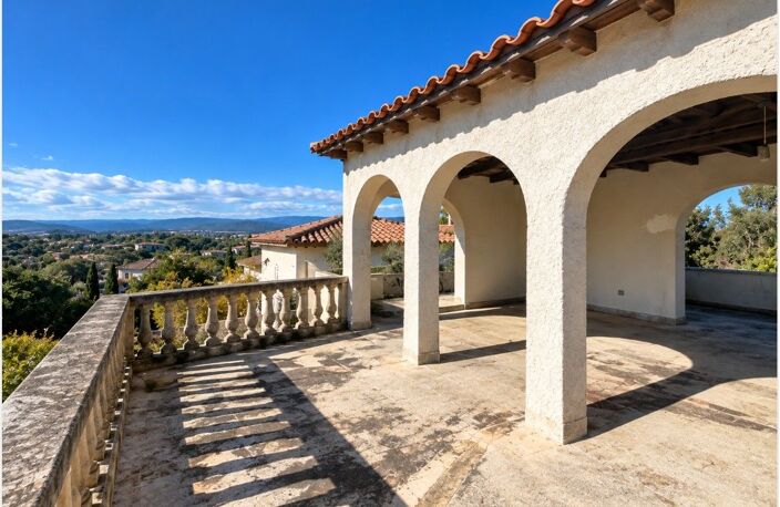 Villa — photo 2
