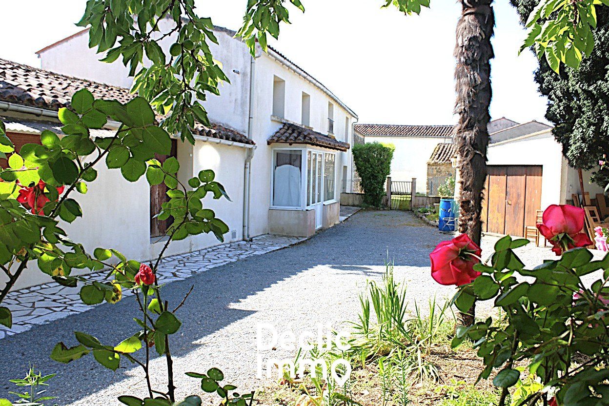 Villa / Maison  T6 à vendre Trizay 17250