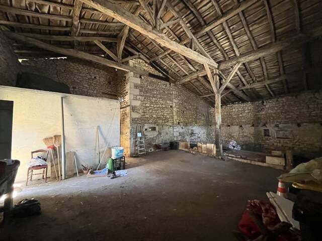 Maison en pierre de 4 pièces principales — photo du bien