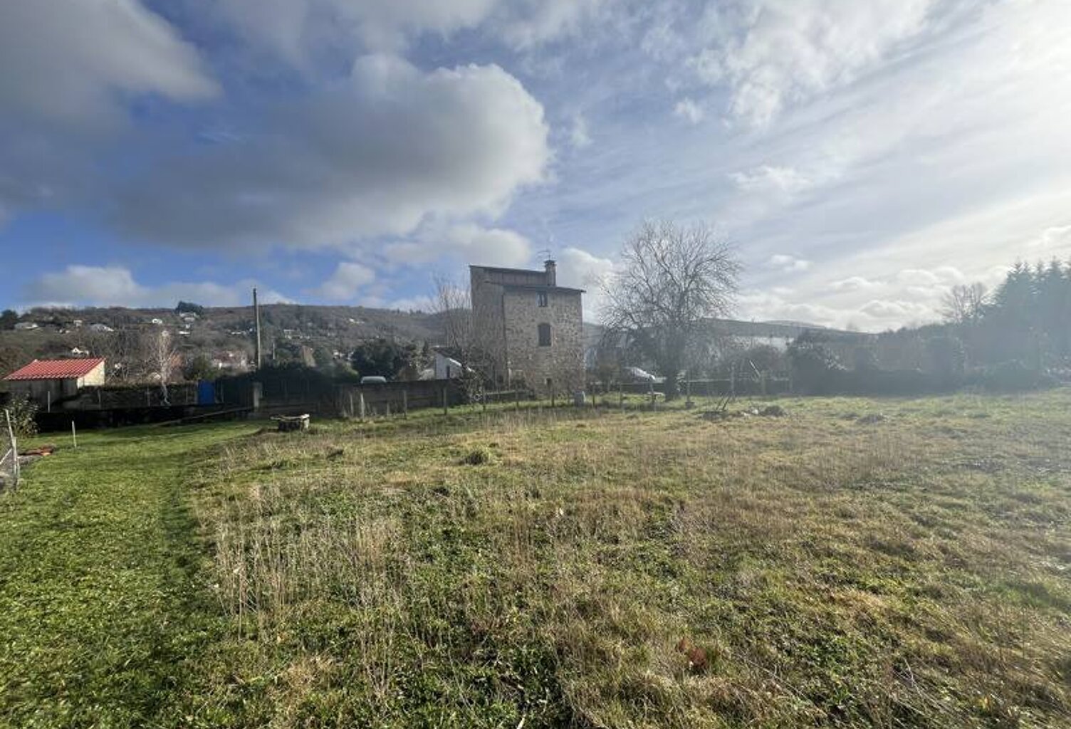 Maison en pierre de 3 pièces principales — photo 1