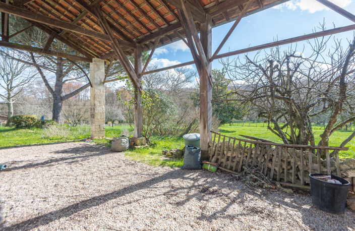 MAISON EN PIERRE DE 202 M2 + DEPENDANCES SUR 5874 M2 — photo 2