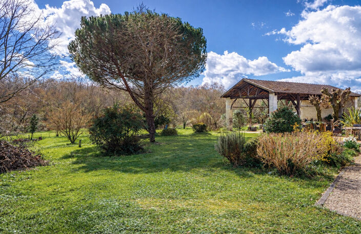 MAISON EN PIERRE DE 202 M2 + DEPENDANCES SUR 5874 M2 — photo 3