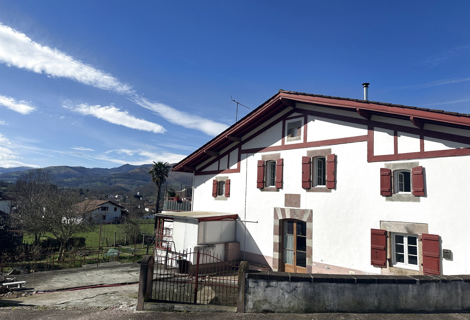 Bon emplacement pour cette maison de village mitoyenne avec garage. — photo 1
