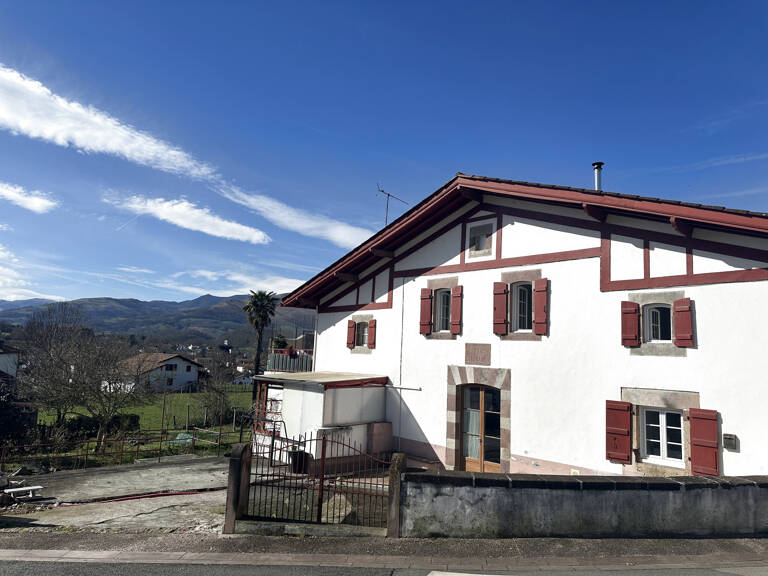 Bon emplacement pour cette maison de village mitoyenne avec garage. — photo 1