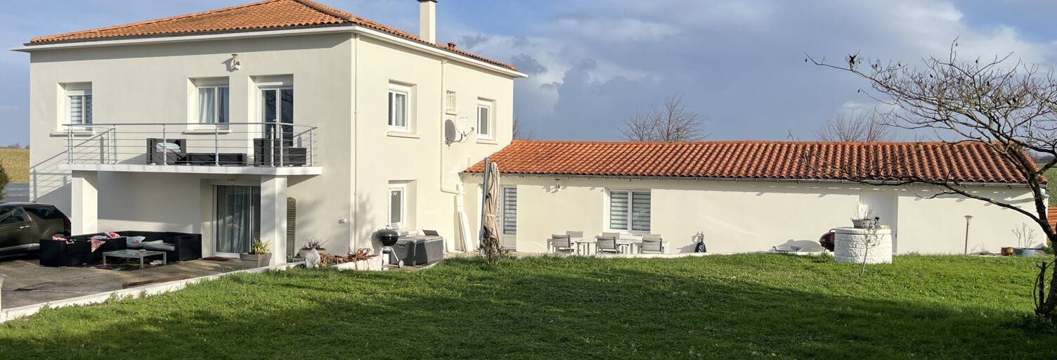 Maison 7 Pièces 206 m² à vendre à Saint-Romain-de-Benet (17600)