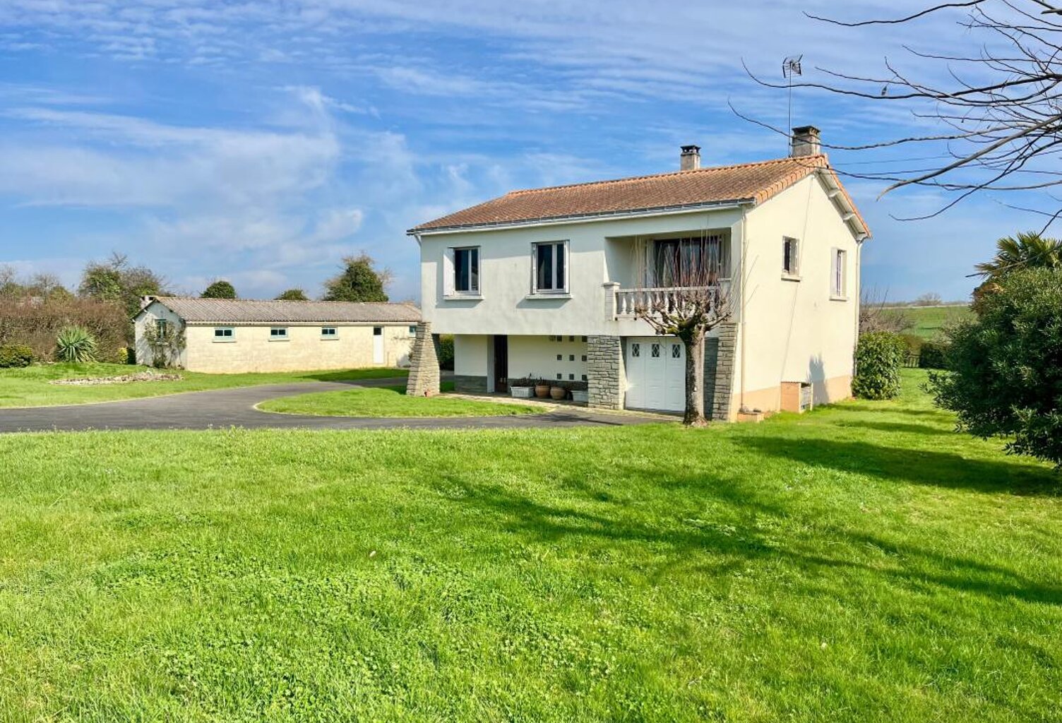 LUCON 85400 AU CALME ET PROCHE TOUTES COMMODITES AGREABLE MAISON 4 CHAMBRES AVEC ANNEXE SUR 2000M² — photo 1