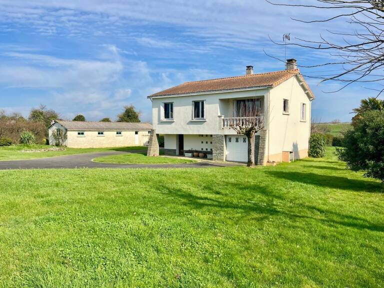 LUCON 85400 AU CALME ET PROCHE TOUTES COMMODITES AGREABLE MAISON 4 CHAMBRES AVEC ANNEXE SUR 2000M² — photo 1