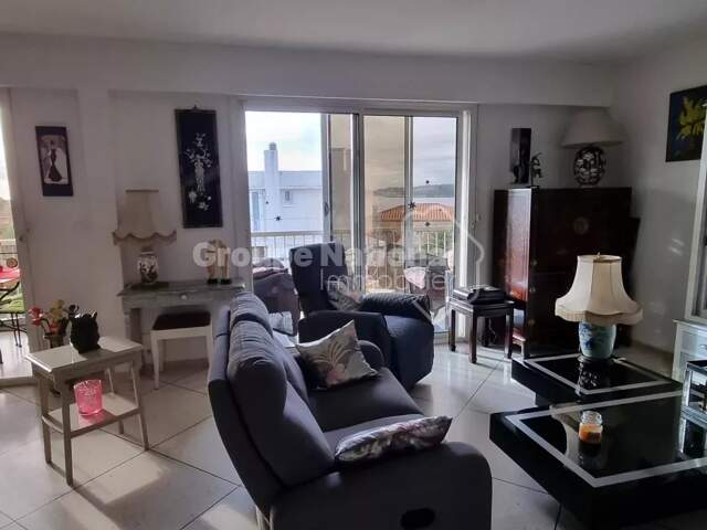 Haut de villa vue mer avec jardin et garage — photo du bien