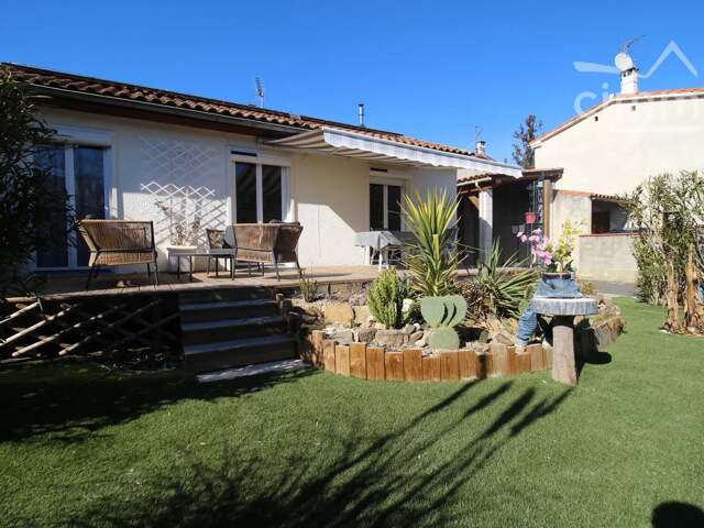 A vendre une maison rénovée de plain pied avec terrasse, jardin — photo du bien