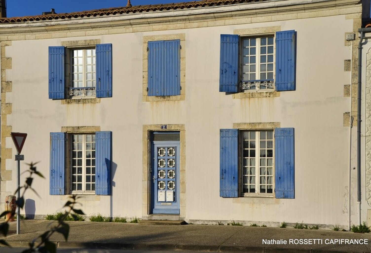 Maison à vendre  SURGERES même (17) 160 m² habitable-terrain de 712 m² — photo 1