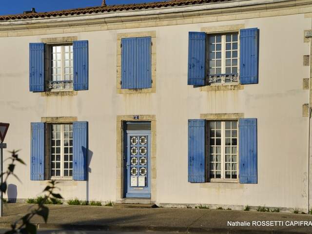 Maison à vendre  SURGERES même (17) 160 m² habitable-terrain de 712 m² — photo du bien