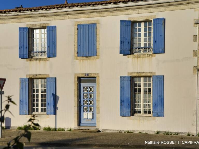 Maison à vendre  SURGERES même (17) 160 m² habitable-terrain de 712 m² — photo 1