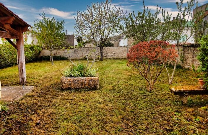 Maison à vendre  SURGERES même (17) 160 m² habitable-terrain de 712 m² — photo 2