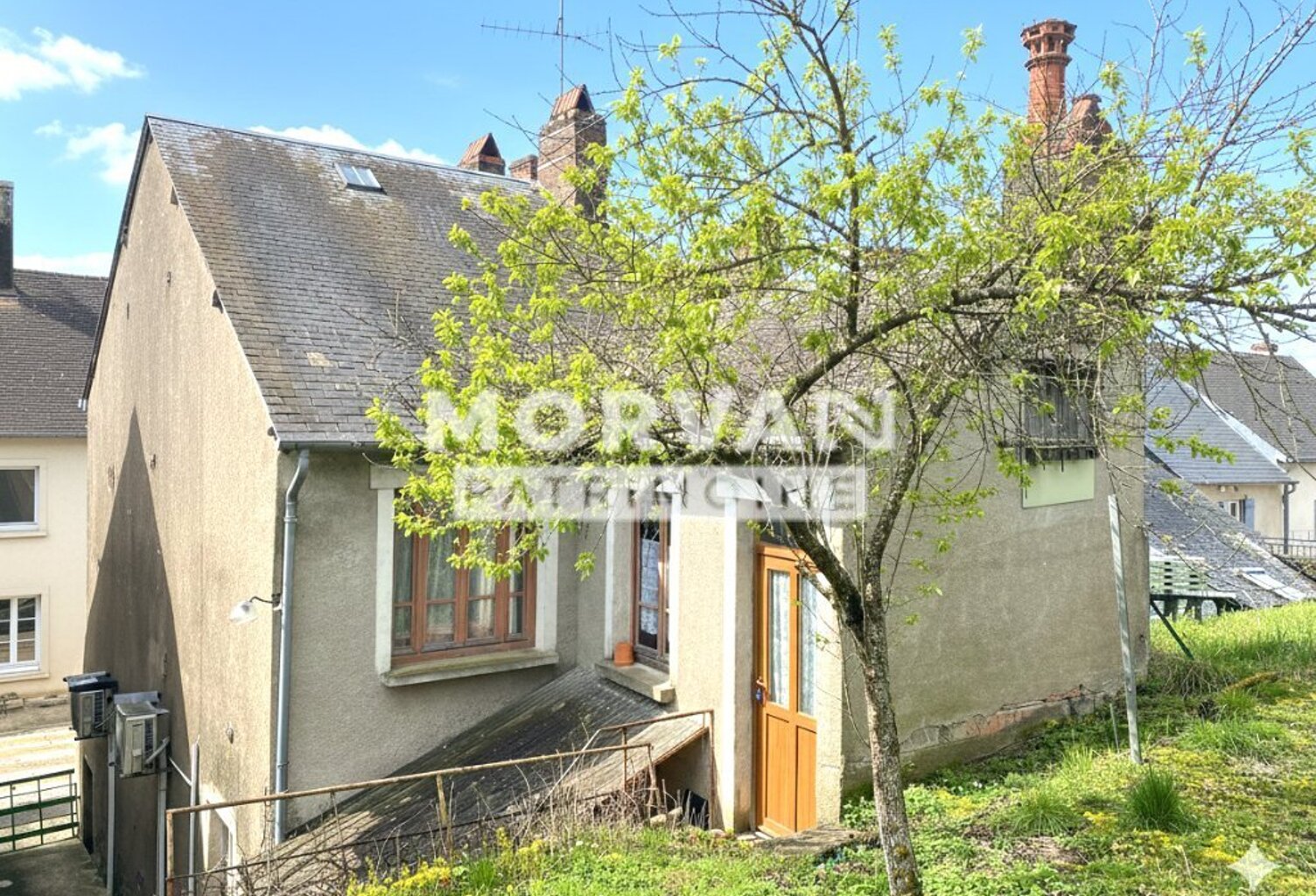 Maison de village et son jardin au pied du vieux château – Moulins-Engilbert — photo 1