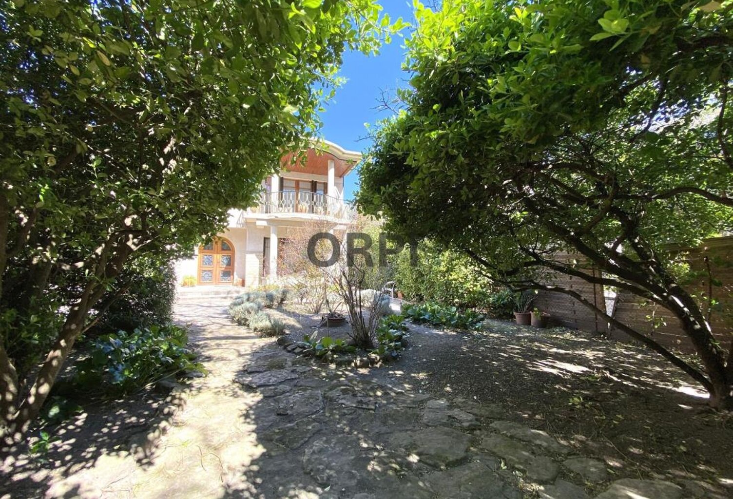 Rare sur le marché, maison de ville avec du cachet, jardin, garage et dépendances  ! — photo 1